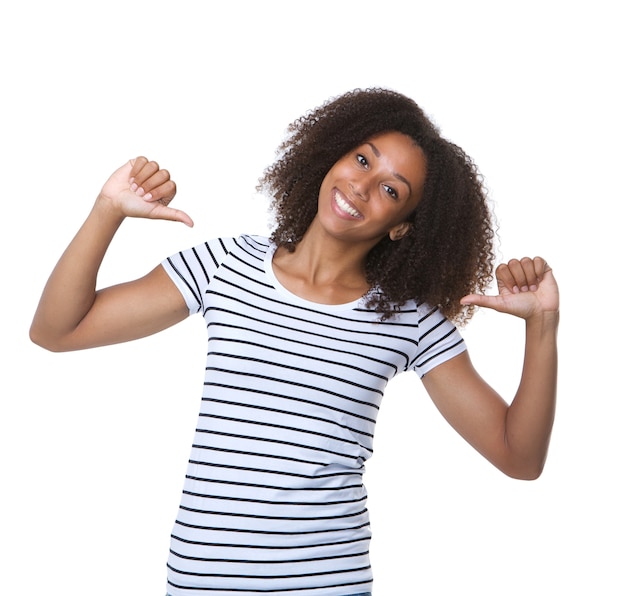 Jovem mulher negra sorrindo com sinal de polegares