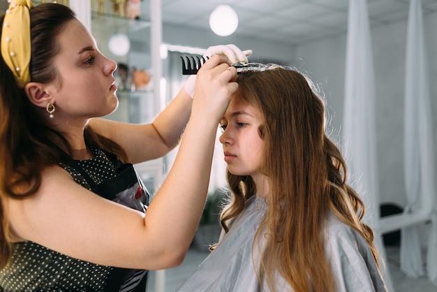 jovem mulher no cabeleireiro