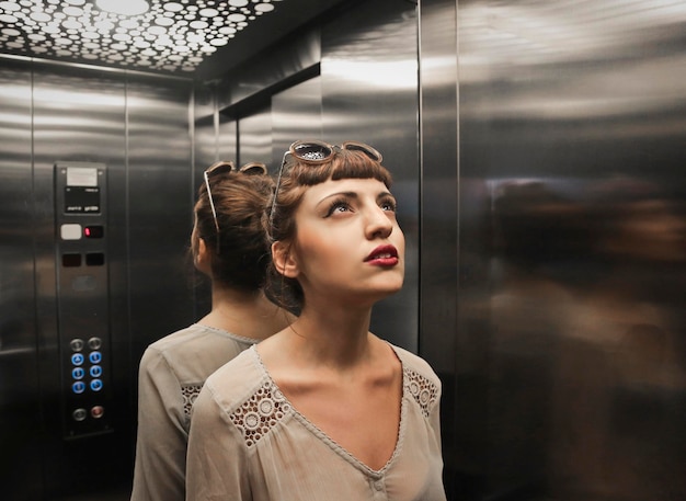 Jovem mulher no elevador