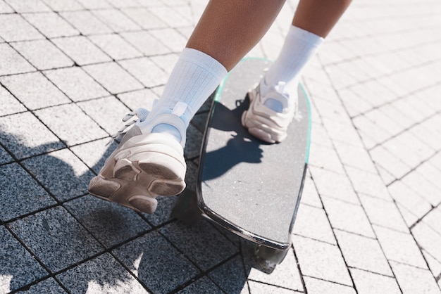 Jovem mulher no estilo livre andando de skate na rua