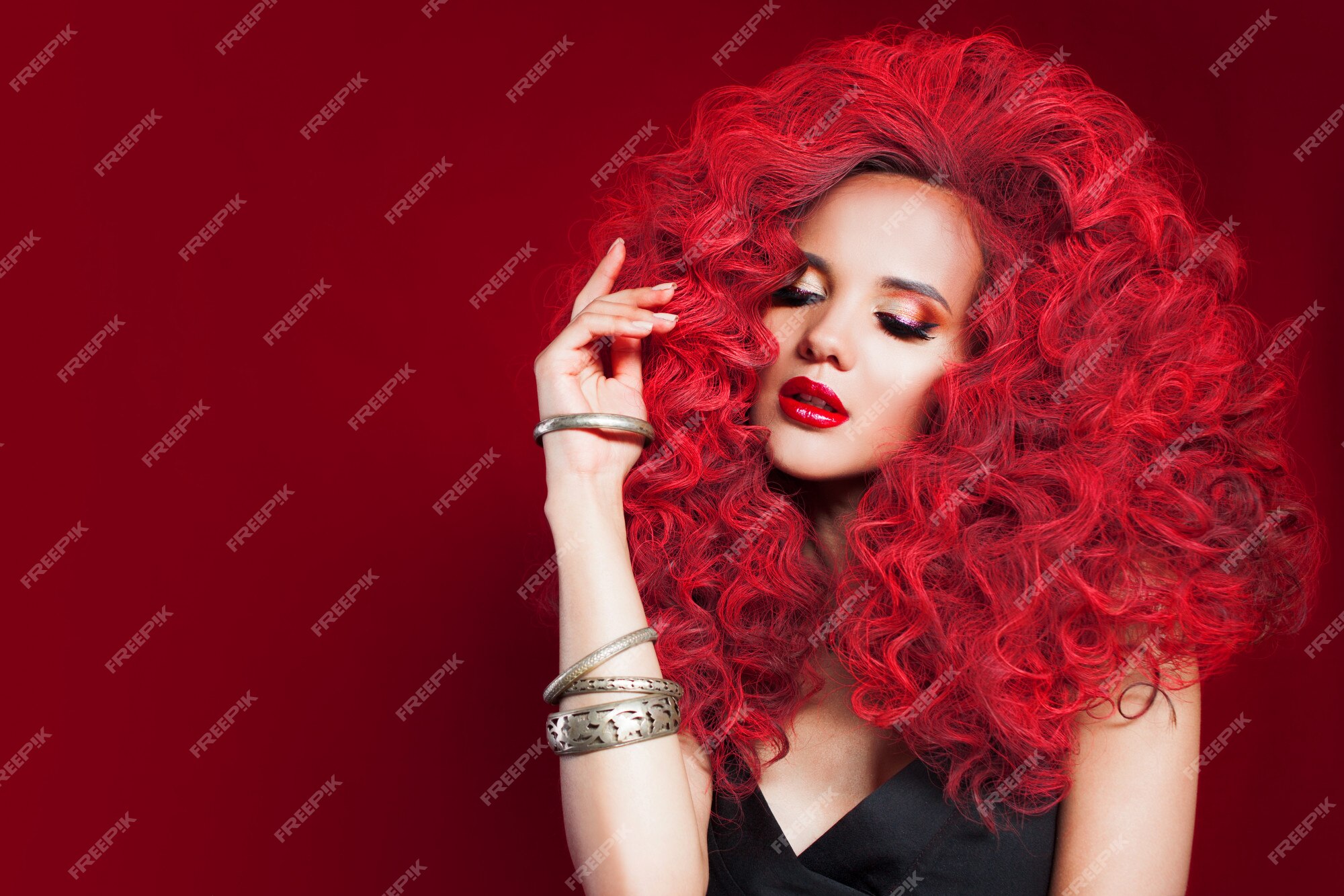 Baixe Retrato de uma Mulher com Cabelo Cacheado Vermelho PNG - Creative  Fabrica