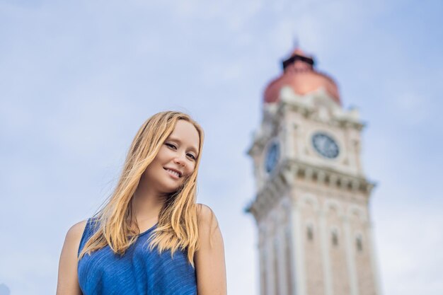 Jovem mulher no fundo do edifício Sultan Abdul Samad em Kuala Lumpur, Malásia. Conceito de viajar com crianças