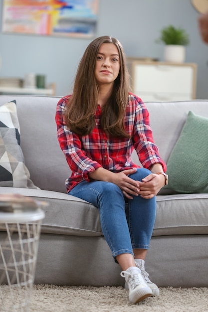 Jovem mulher no interior da casa