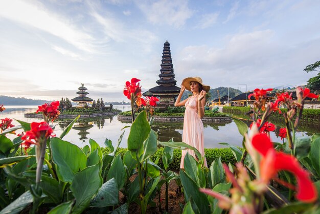 Foto jovem mulher no pura ulun danu bratan, bali