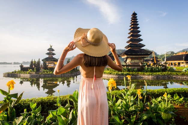 Foto jovem mulher no pura ulun danu bratan, bali