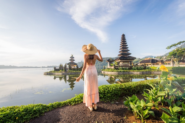 Jovem mulher no pura ulun danu bratan, bali