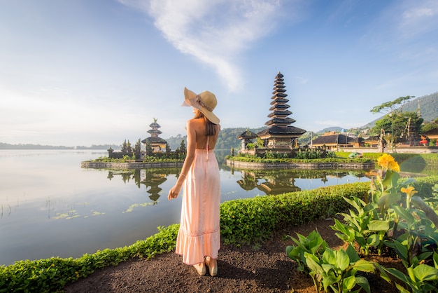 Jovem mulher no pura ulun danu bratan, bali