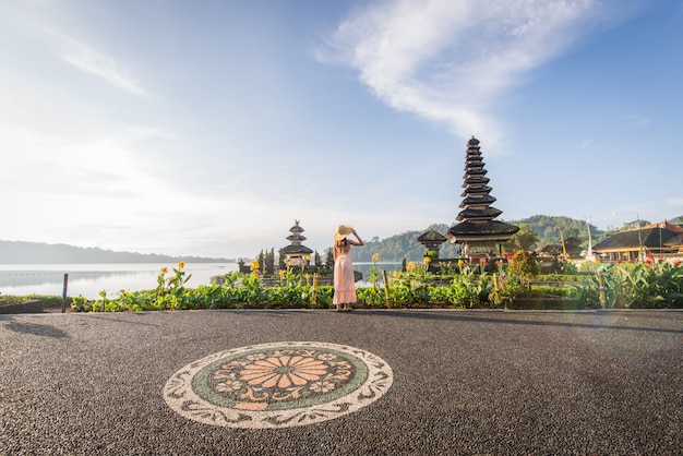 Jovem mulher no pura ulun danu bratan, bali