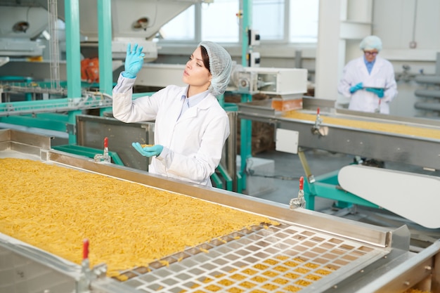 Foto jovem mulher no transporte de alimentos