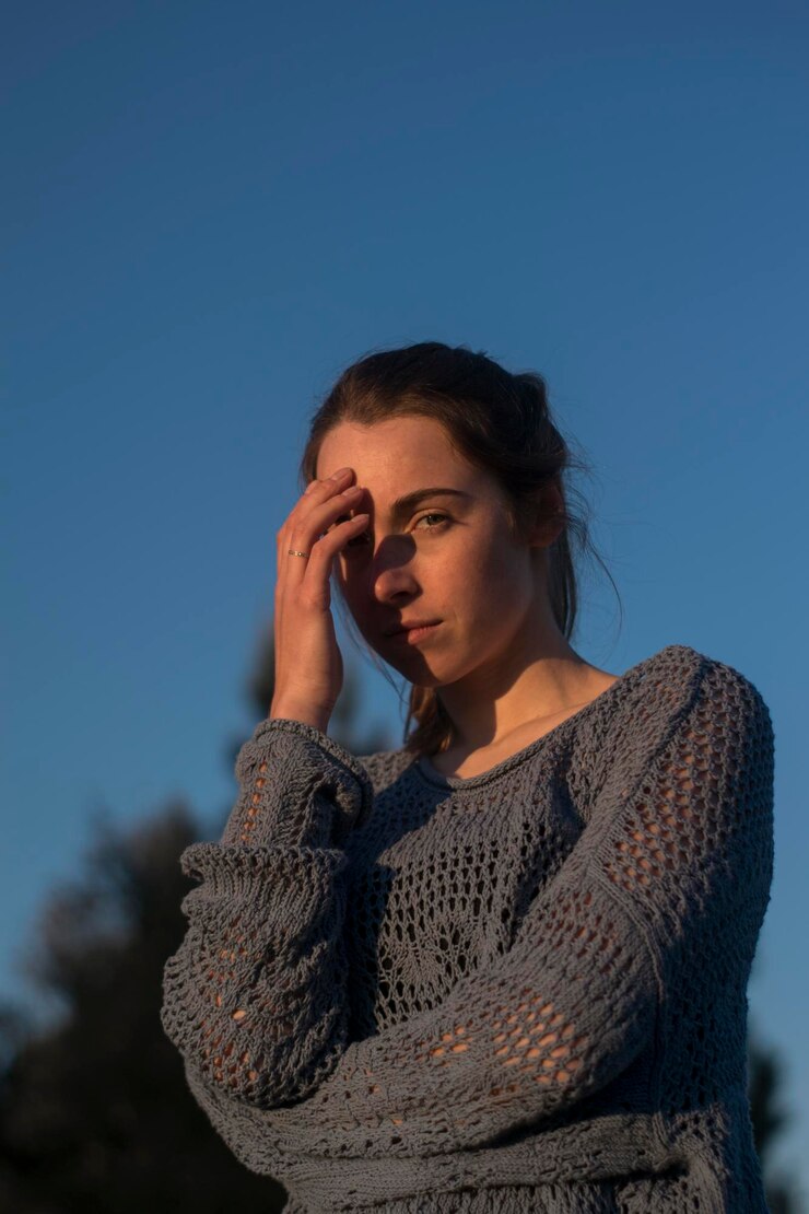 Foto jovem mulher olhando para o céu