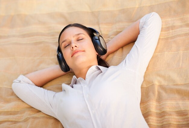 Foto jovem, mulher, ouvindo música
