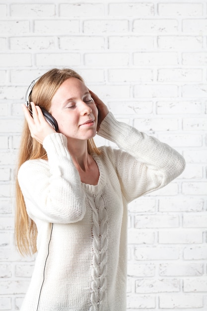 Jovem mulher ouvindo música