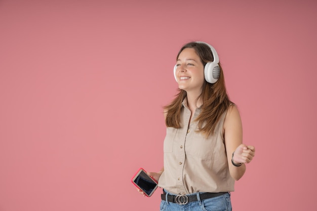 Jovem, mulher, ouvindo música