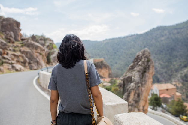 Jovem mulher para trás na montanha