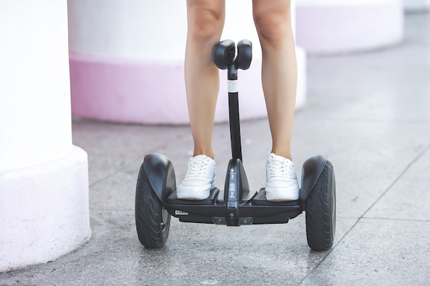 Jovem mulher patinando em segway