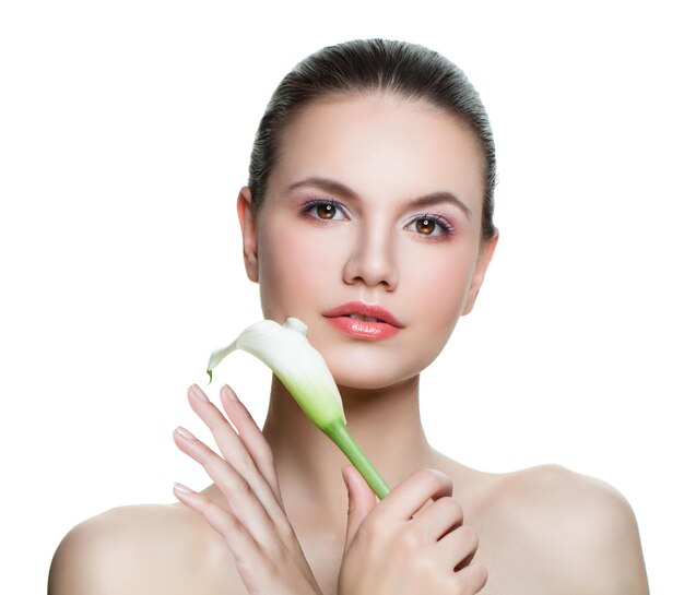 Jovem mulher perfeita com pele clara e flor branca isolada no branco Cosmetologia beleza cuidados com a pele e conceito de spa