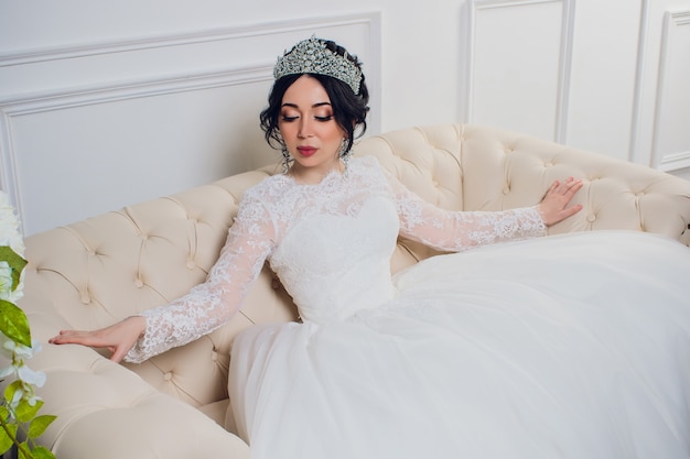 Jovem mulher posando com lindo vestido de noiva