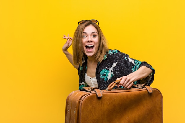 Jovem mulher pronta para ir de férias