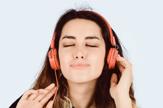 Jovem mulher que escuta a música no estúdio.