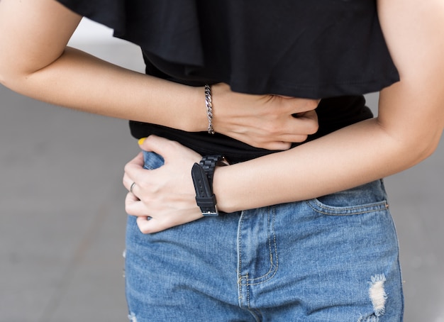 Foto jovem mulher que sofre de dor no estômago