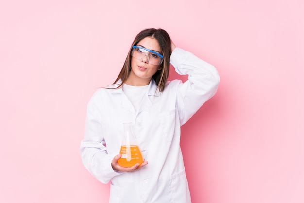 Jovem mulher química isolada sendo chocado, ela se lembrou de reunião importante.