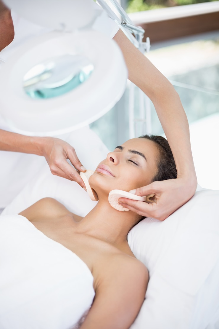 Foto jovem mulher recebendo massagem facial