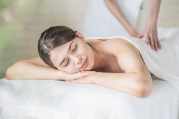 Jovem mulher recebendo uma massagem em um salão de beleza
