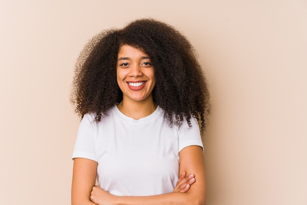 Jovem mulher rindo e se divertindo.