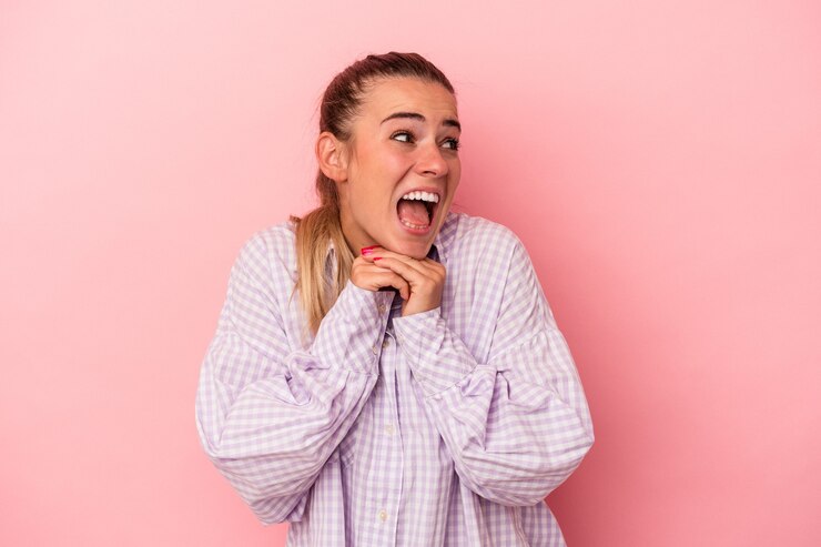 Foto jovem mulher russa isolada em um fundo rosa, mantendo os dois braços cruzados, conceito de negação.