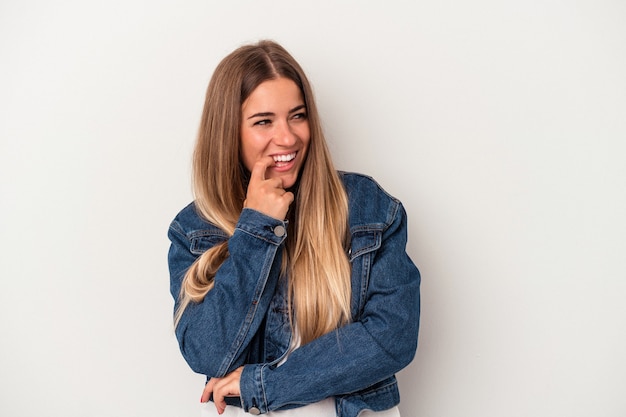 Jovem mulher russa isolada no fundo branco, levantando o punho após uma vitória, o conceito de vencedor.