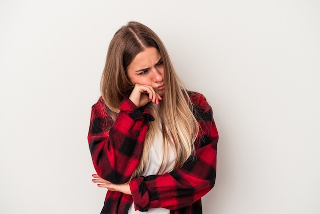 Jovem mulher russa isolada no fundo branco, mostrando o número dois com os dedos.