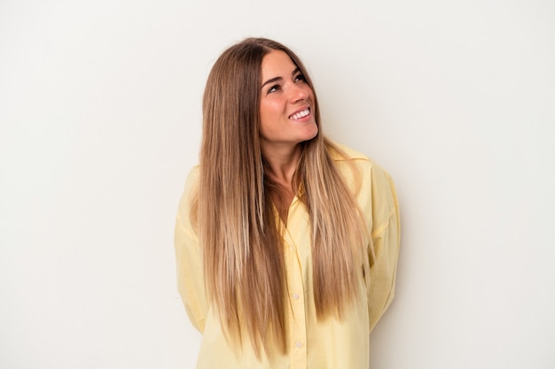 Foto jovem mulher russa isolada no fundo branco relaxada e feliz rindo, pescoço esticado, mostrando os dentes.