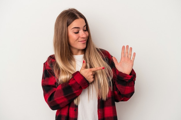 Jovem mulher russa isolada no fundo branco, tendo uma ótima ideia, o conceito de criatividade.