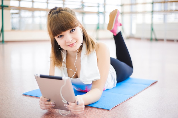 Jovem mulher saudável água potável em fitness