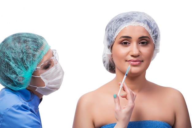Jovem mulher se preparando para a cirurgia plástica isolada no branco