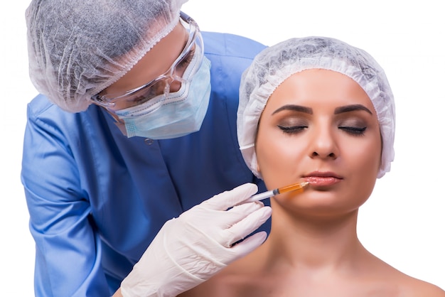 Foto jovem mulher se preparando para injeção de botox isolado