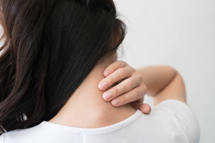 Jovem mulher se sentindo exausta e sofrendo de dores no pescoço, conceito de saúde.
