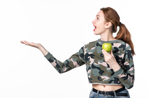 Jovem mulher segurando a maçã verde