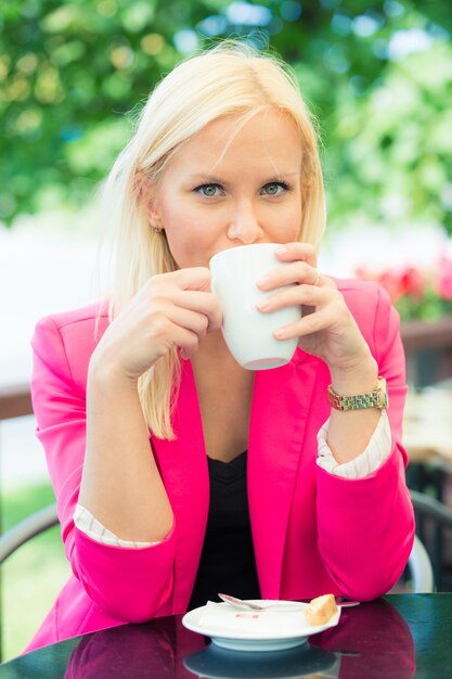 Jovem mulher segurando a xícara de café