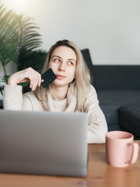 Jovem, mulher, segurando, crédito, cartão, usando, laptop, computador