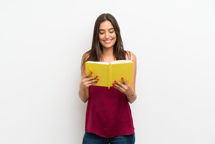 Foto jovem mulher segurando e lendo um livro