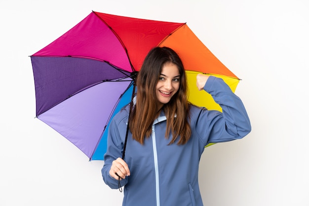 Jovem mulher segurando guarda-chuva sobre bakcground isolado