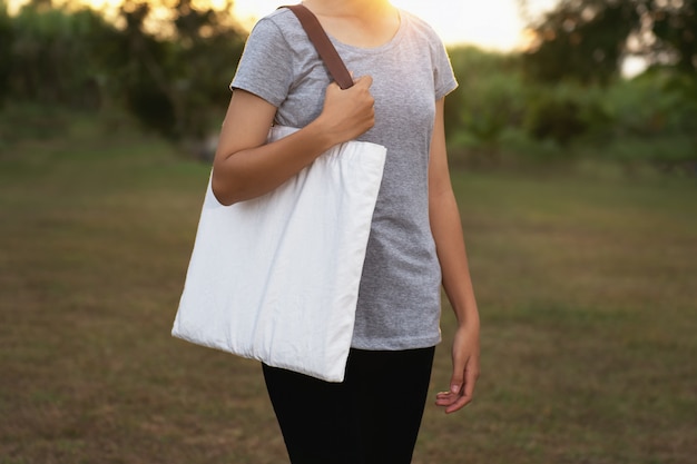 Jovem mulher segurando o algodão. conceito eco