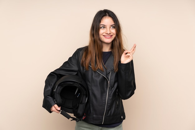 Jovem mulher segurando o capacete do motor sobre fundo isolado