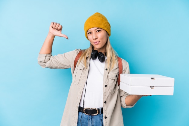 Jovem mulher segurando pizzas sente-se orgulhoso e auto-confiante