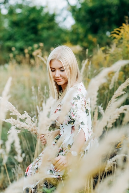 Jovem mulher segurando um buquê de flores silvestres