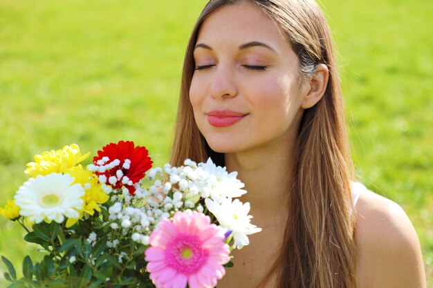 Jovem mulher segurando um buquê de flores