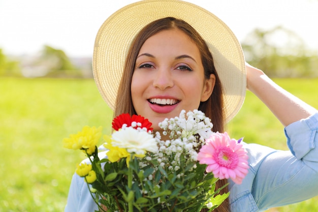 Foto jovem mulher segurando um buquê de flores