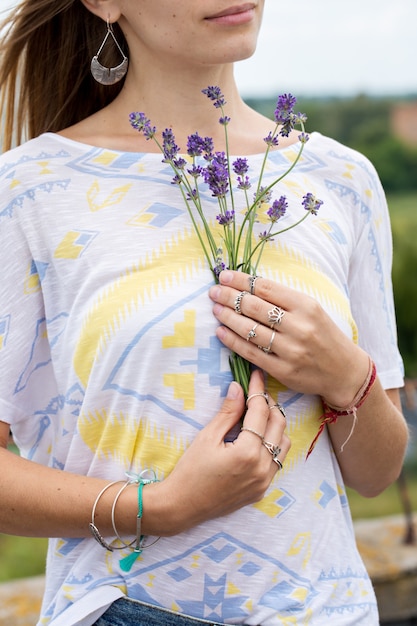 Foto jovem mulher segurando um buquê de lavanda, close-up