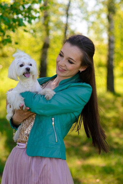 Jovem mulher segurando um cachorrinho fofo